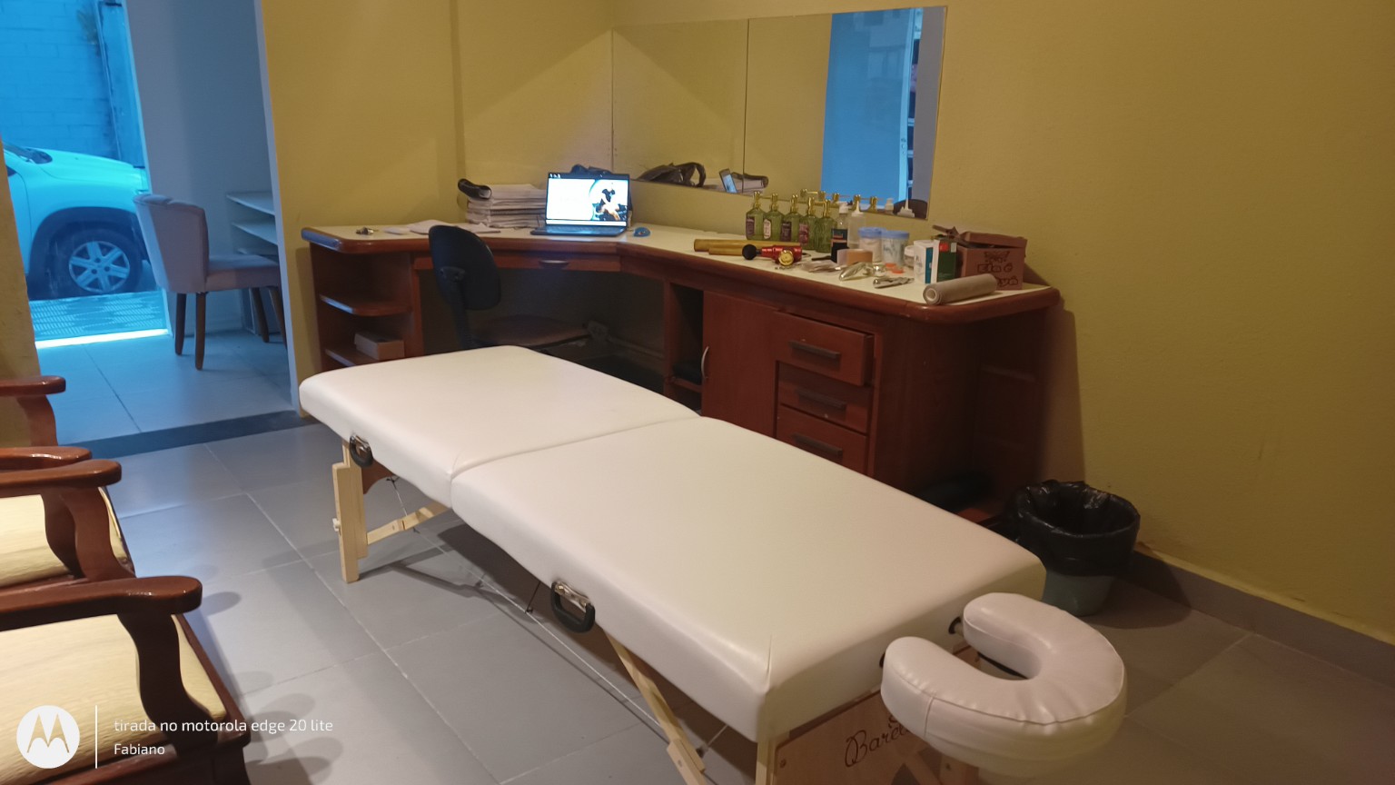 Sala de atendimento da QUIROMAX com maca